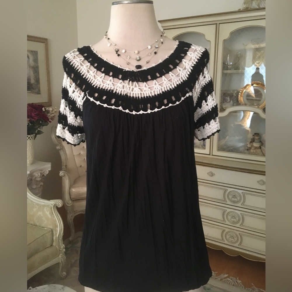 Cache crocheted neckline/black top with pull string size L. C:816